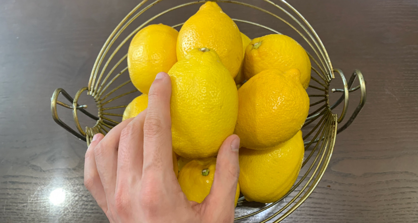 Лимонные корки замораживаю и натираю на терке — весь март не нарадуюсь своей хитрости: гениальный лайфхак хозяек
