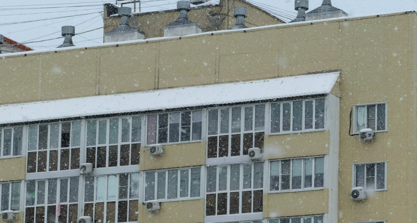 В микрорайоне Западная Поляна в одной из квартир отвалился потолок