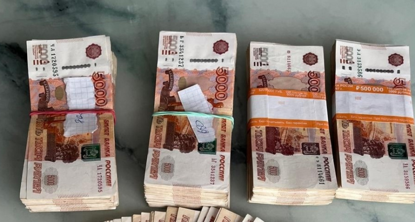 В Пензе мужчина попытался передать сотруднику ФСБ 500 тыс. рублей