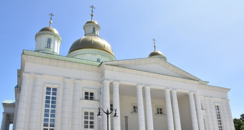 В Пензе рабочий сорвался с крыши Спасского собора во время уборки снега