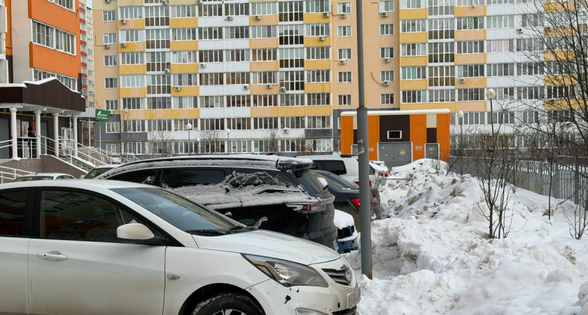 В Спутнике глыбы льда разбили два автомобиля