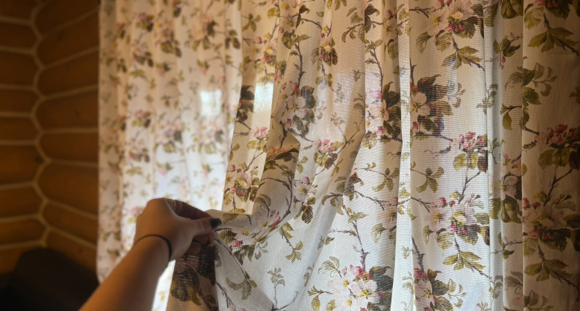 Плотные шторы в спальню больше не в моде: у дизайнеров новый тренд - что заменило привычный декор в 2026 году