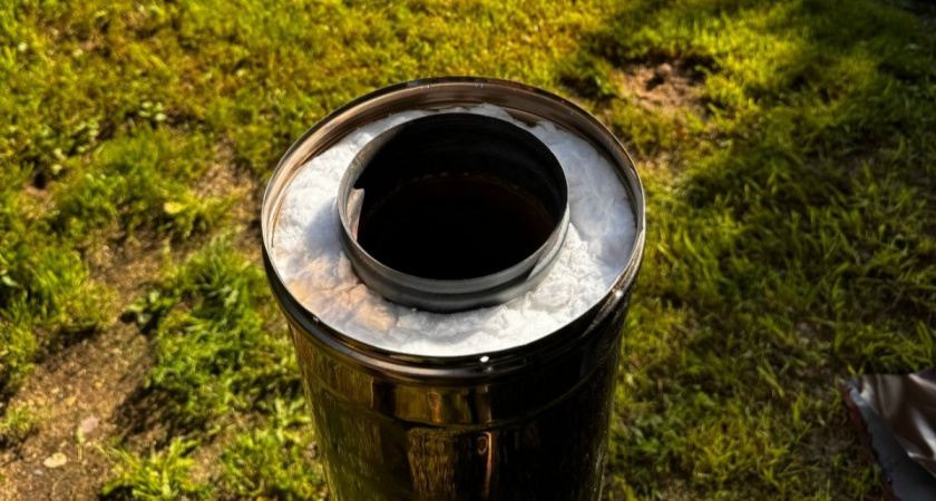 Блестящую нержавейку «в топку»: нашел надежный вариант для дымохода — недорогой и прослужит вечно