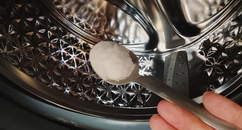 Стакан при стирке — и вещи кристально-белые: прачка замешивает в стиралку с порошком это простое средство