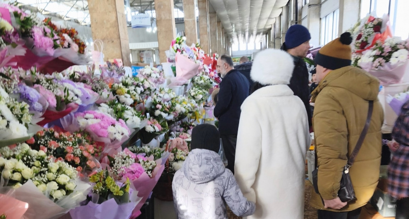 Глаза разбегаются! В Пензе мужчины штурмуют Центральный рынок, чтобы подарить любимым весну к 8 Марта