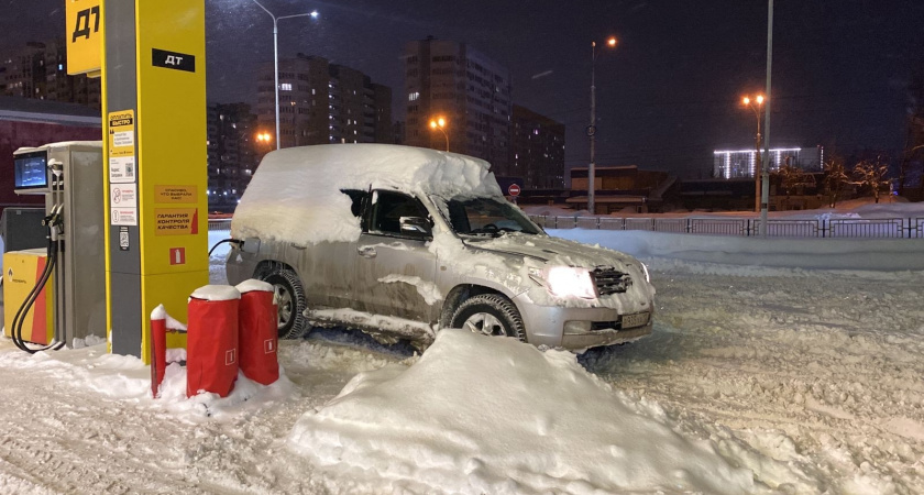 Чистка машины во дворе - нарушение ПДД: теперь уборка снега с крыши обойдется штрафом