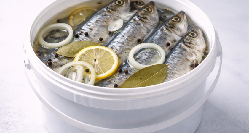 Что не так с селедкой из белого пластикового ведра: главные причины не брать. Дело не в рыбе