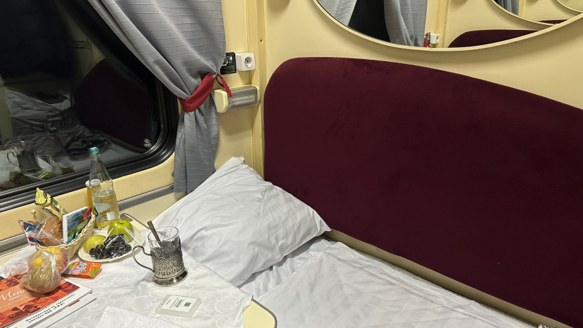 Нашёл идеальный плацкарт РЖД: лучше купе во всем - индивидуальные столики, закрытые места и полки в разы шире