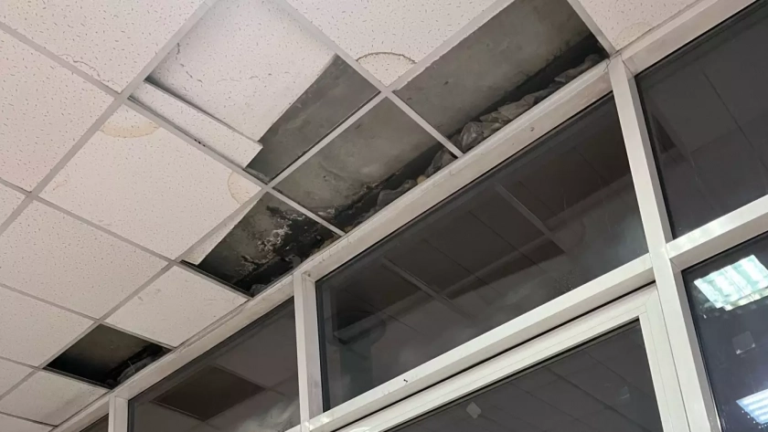 Кругом валяются тряпки и ведра: пензячка пожаловалась на протечку крыши во дворце спорта Буртасы