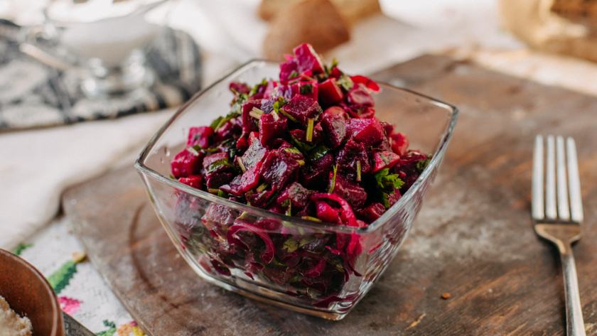 Вкуснее любого винегрета: простой салат из свёклы всего из 4 ингредиентов, теперь делаю его каждый день