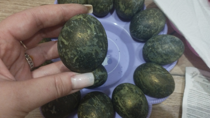 Беру чай и пищевую пленку на выходе получаю драконьи яйца на Пасху: просто и эффектно