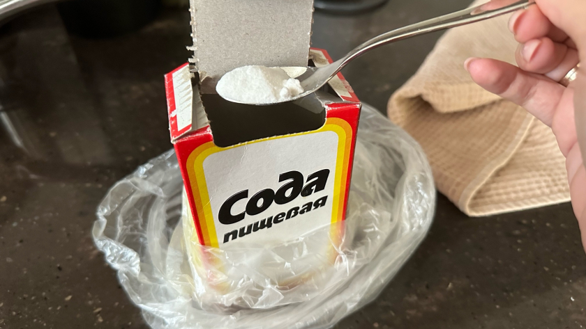 Как только сходит снег, покупаю 3 пачки соды  и не мучаюсь, как соседи: на участке благодать всю весну