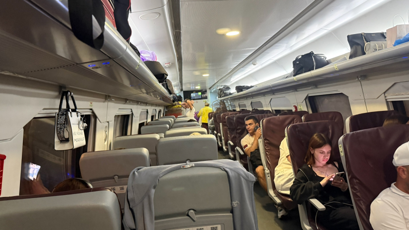 Беру 4 или 6 место  и в сидячем вагоне еду как королева: в поездах экономлю вдвое, без тесноты и духоты