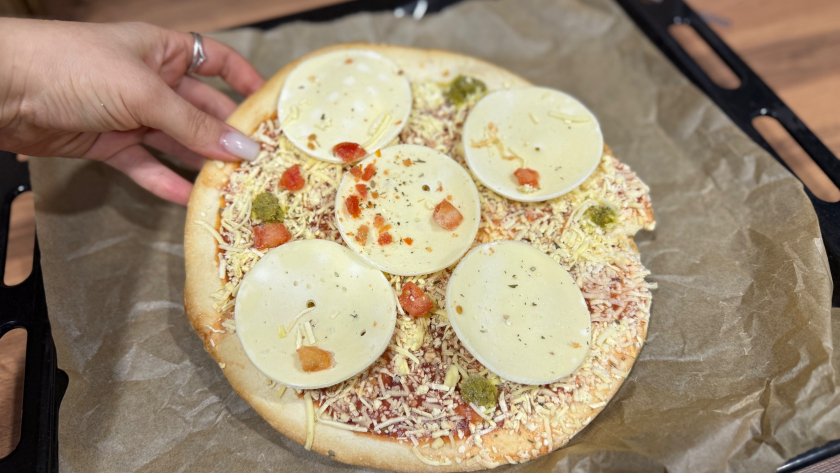 Полстакана кефира и яйцо и лепёшка как пицца на сковороде: быстрый горячий перекус без возни