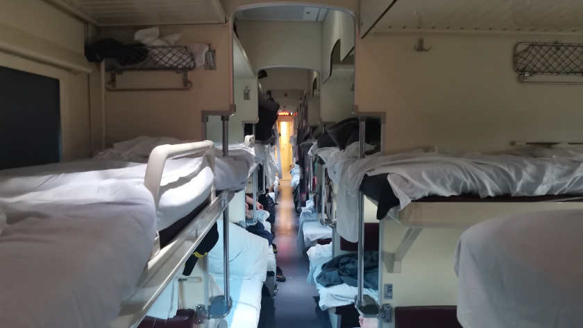 Многие недолюбливают это место в плацкарте, а зря оно одно из самых удобных в поезде