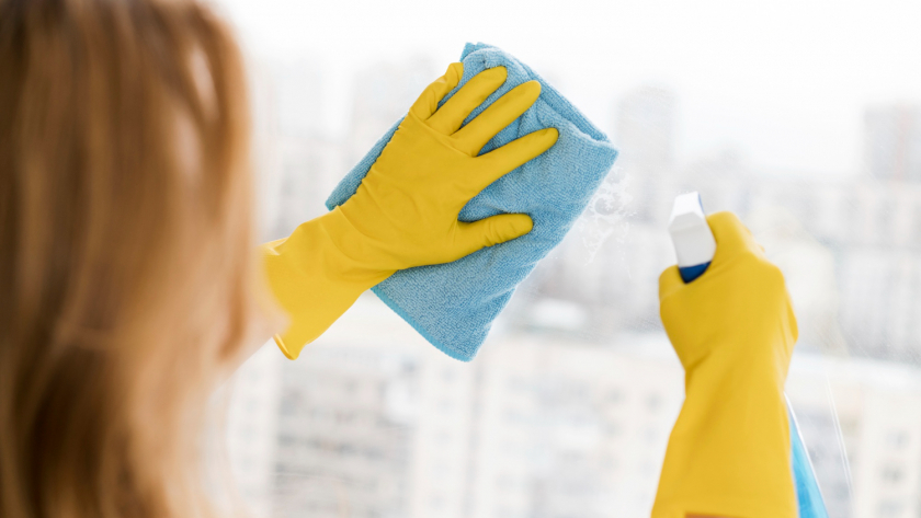 Забудьте тряпки и газеты: корейский лайфхак с туалетной бумагой и окна блестят без разводов