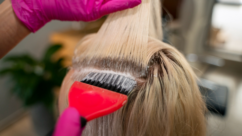 Ошибка  закрашивать в один тон: 5 оттенков, которые скрывают седину и делают образ современным