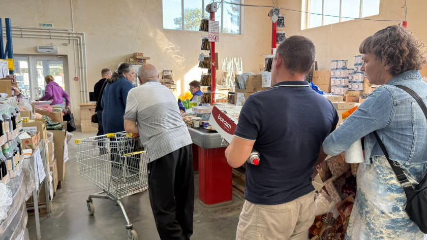 В Светофоре дачный завоз: садовые дорожки и стулья Венские- стоят копейки и вид восхитительный