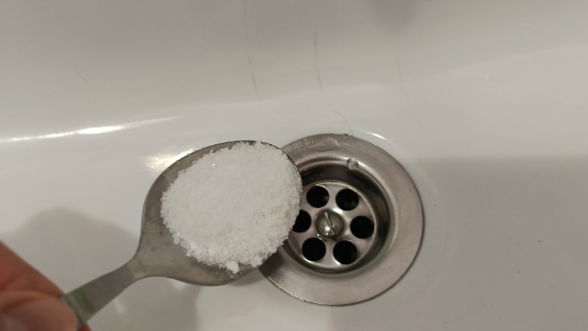 Всего 1 ст. ложка в раковину  и трубы всегда чистые, без зловонных пробок и засоров