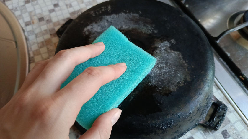 Натираю сковородку этим средством  жир и нагар отходят сами: старый кухонный лайфхак реально работает