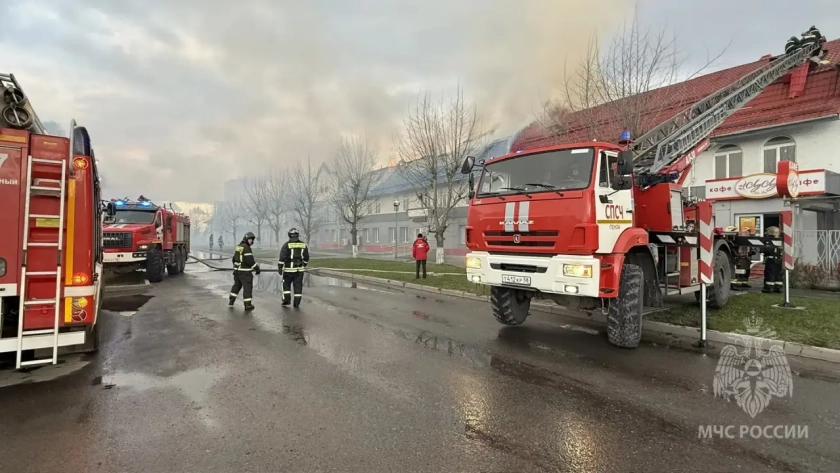 В Засечном на ул. Радужной загорелся спортивно-развлекательный комплекс