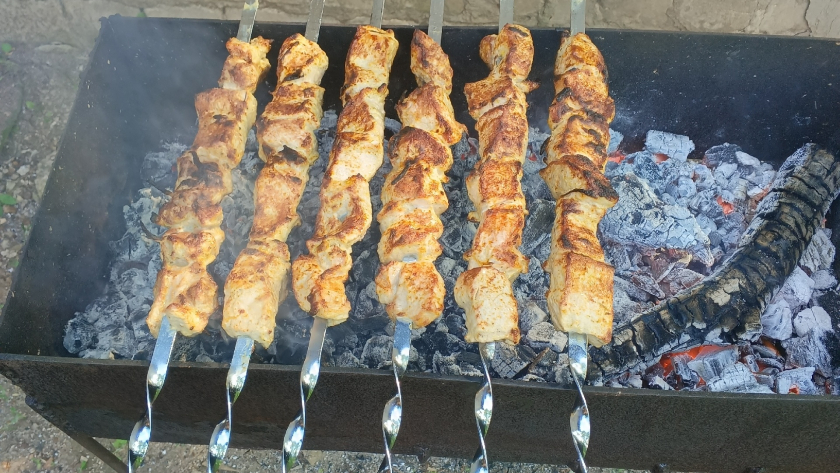 Майонез с минералкой больше не в моде - вот маринад для шашлыка по советскому ГОСТу: мясо нежное, сок течет по рукам
