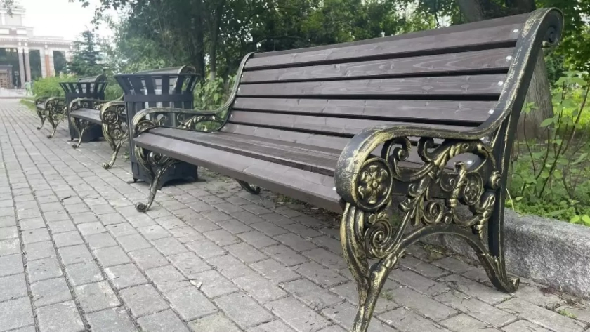 В трех пензенских скверах появились новые скамейки
