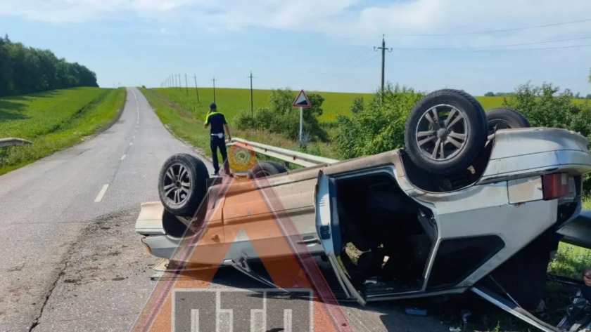 Очевидцы выложили шокирующее видео с перевернувшейся Ладой под Александровкой
