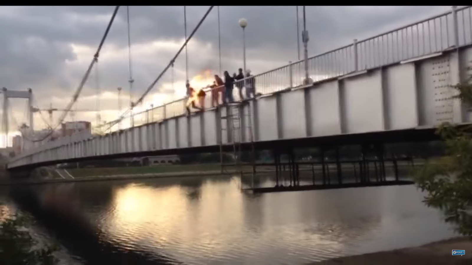 Пензенец снял на видео, как подростки поджигают себя и прыгают с подвесного моста