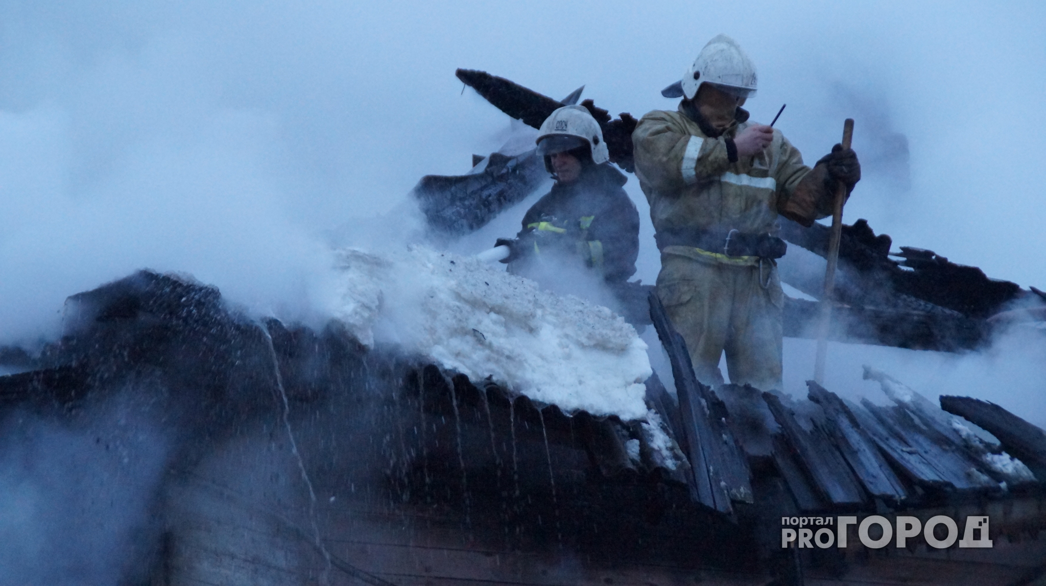 Загоревшуюся баню в Засечном тушили шестеро пожарных