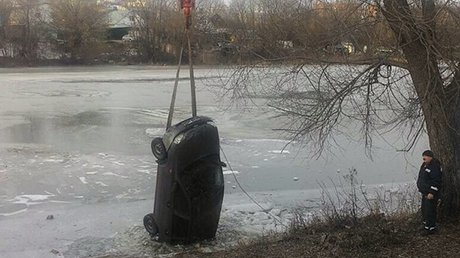 Спасатели вытащили из ледяной воды Суры автомобиль "Лада-Калина"