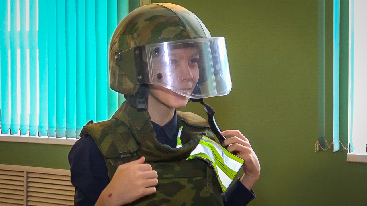 В Пензе шестиклассники примерили шлемы и бронежилеты бойцов ОМОНа
