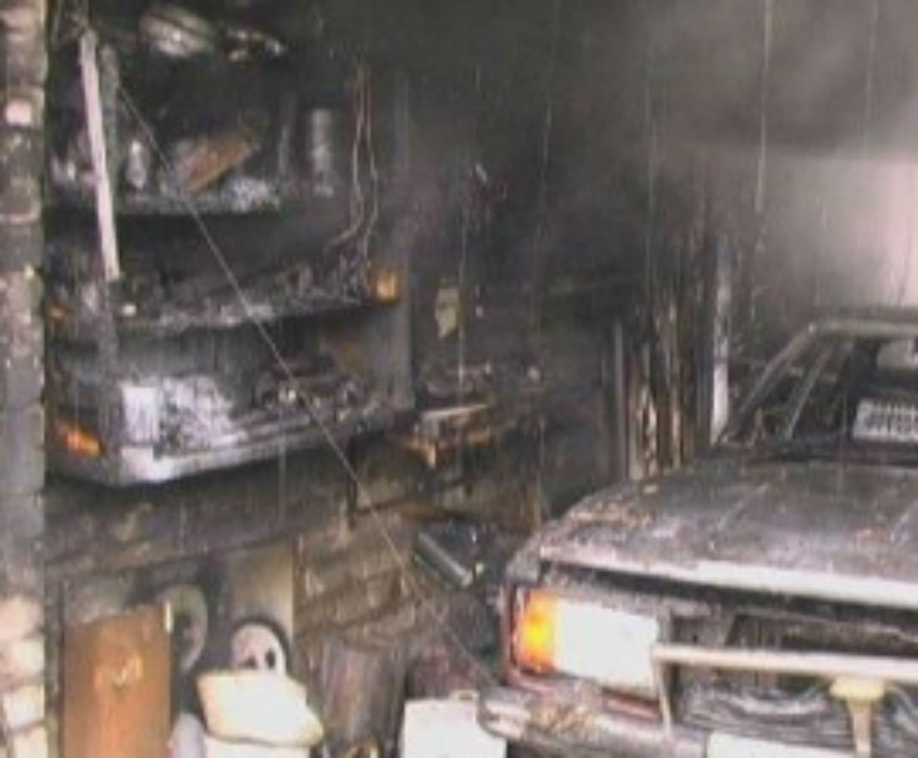 В Богословке на улице Автомобилистов сгорел гараж с "Нивой"