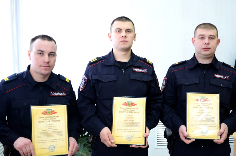 В Пензе трое сотрудников Росгвардии награждены за спасение человека