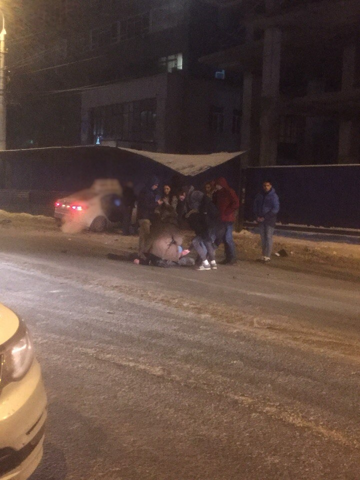На улице Кирова такси сбило убегавшего от драки молодого человека