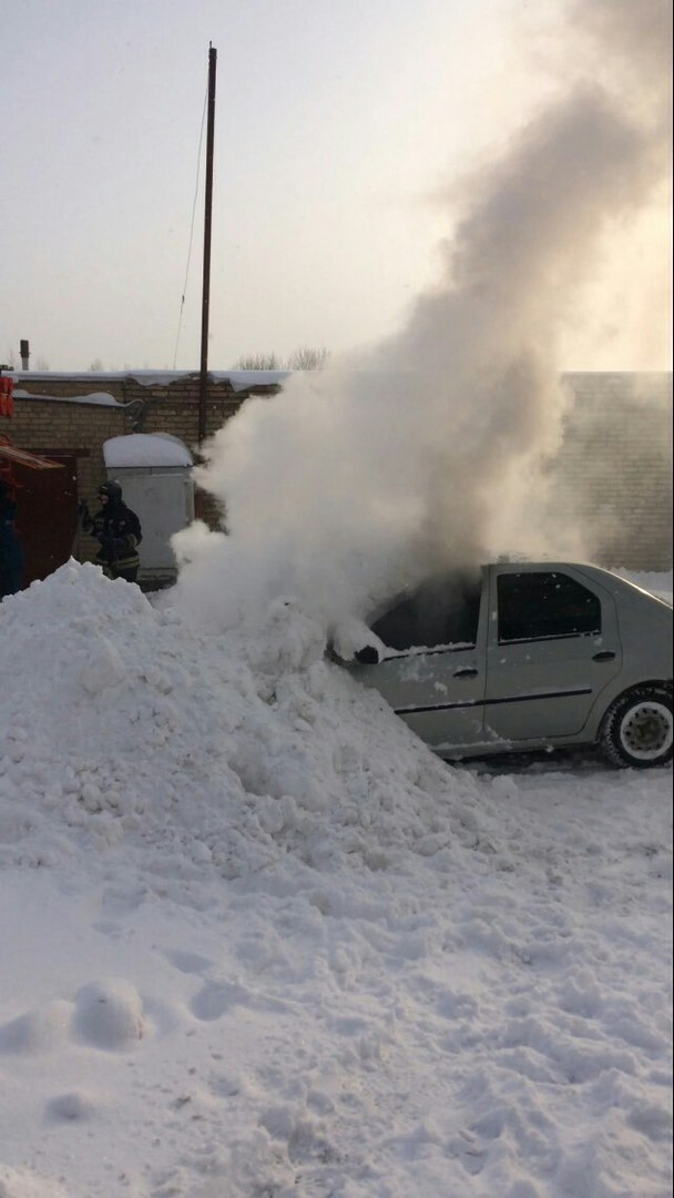 В Пензе горящую машину пытались тушить снегом (видео)
