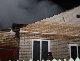 В Ахунах 19 пожарных тушили горящий дом