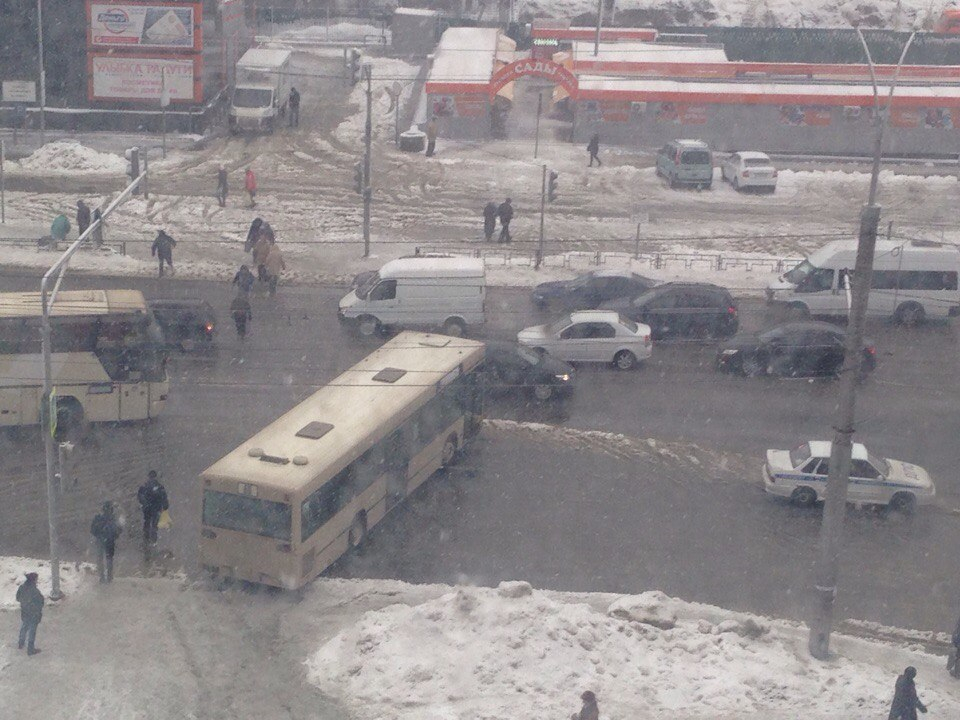 Автобус на проспекте Победы развернуло вдоль дороги: фото читателя
