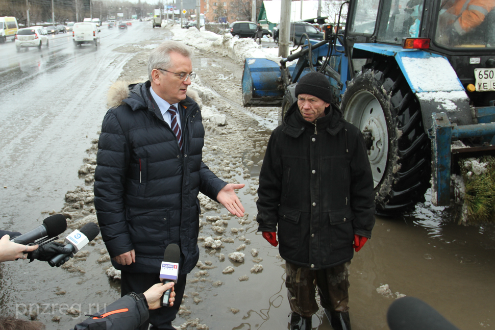 Иван Белозерцев решил лично оценить масштабы затопления улиц