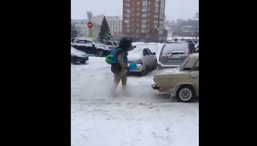 Огромный еж помог пензенскому автомобилисту, вытолкнув его машину с ледяной стоянки