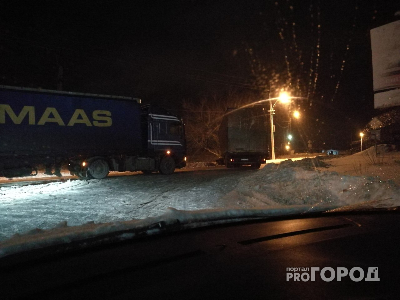 В Кузнецке фура устроила коллапс на дорожной развязке (фото)