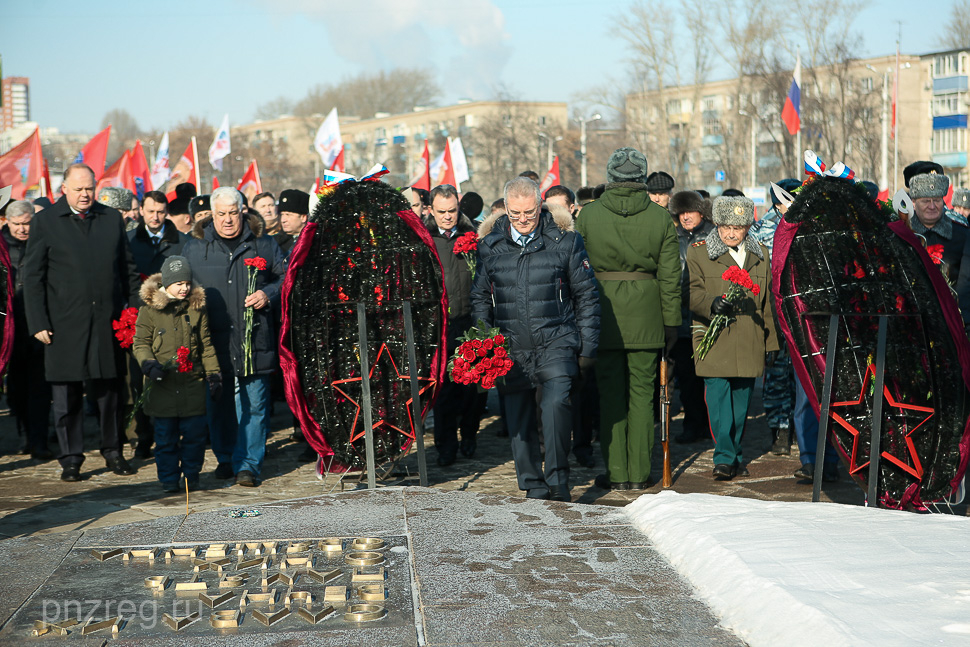 Иван Белозерцев возложил к памятнику Победы венок и красные розы