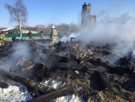 Гибель людей на пожаре в Колышлейском районе проверит Следственный комитет