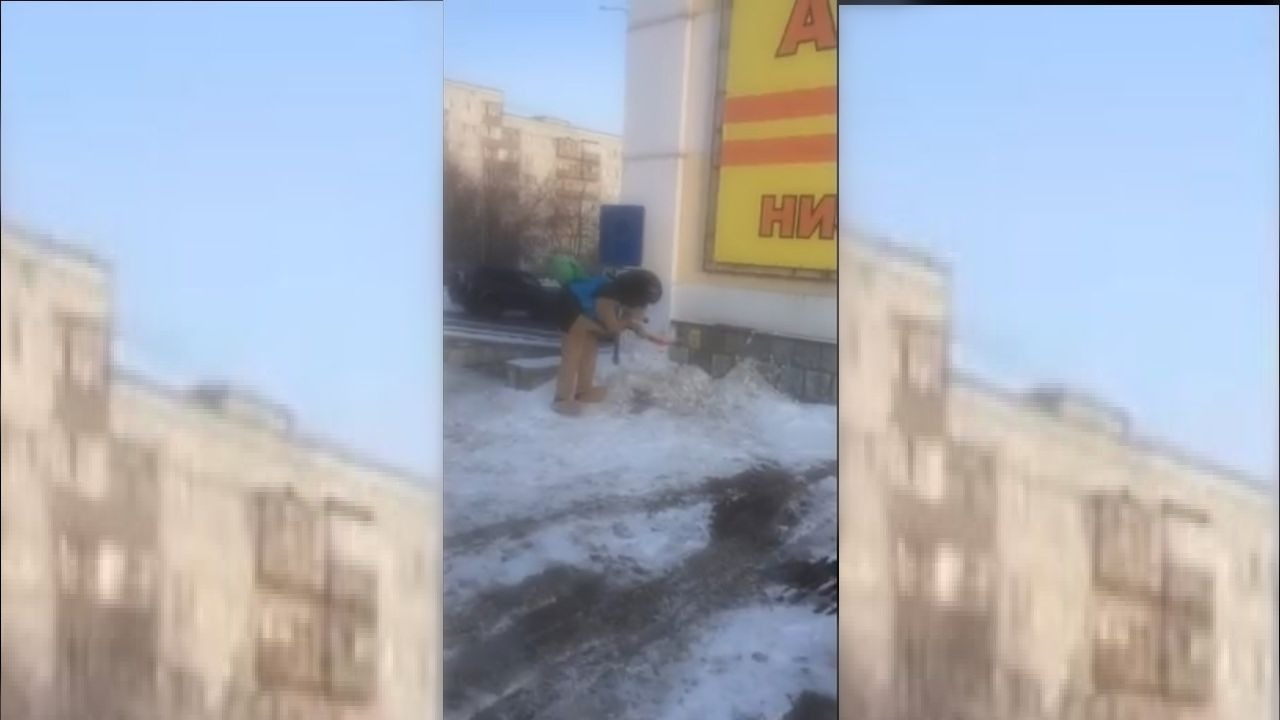 В Пензе человек-еж почистил снег на парковке для инвалидов