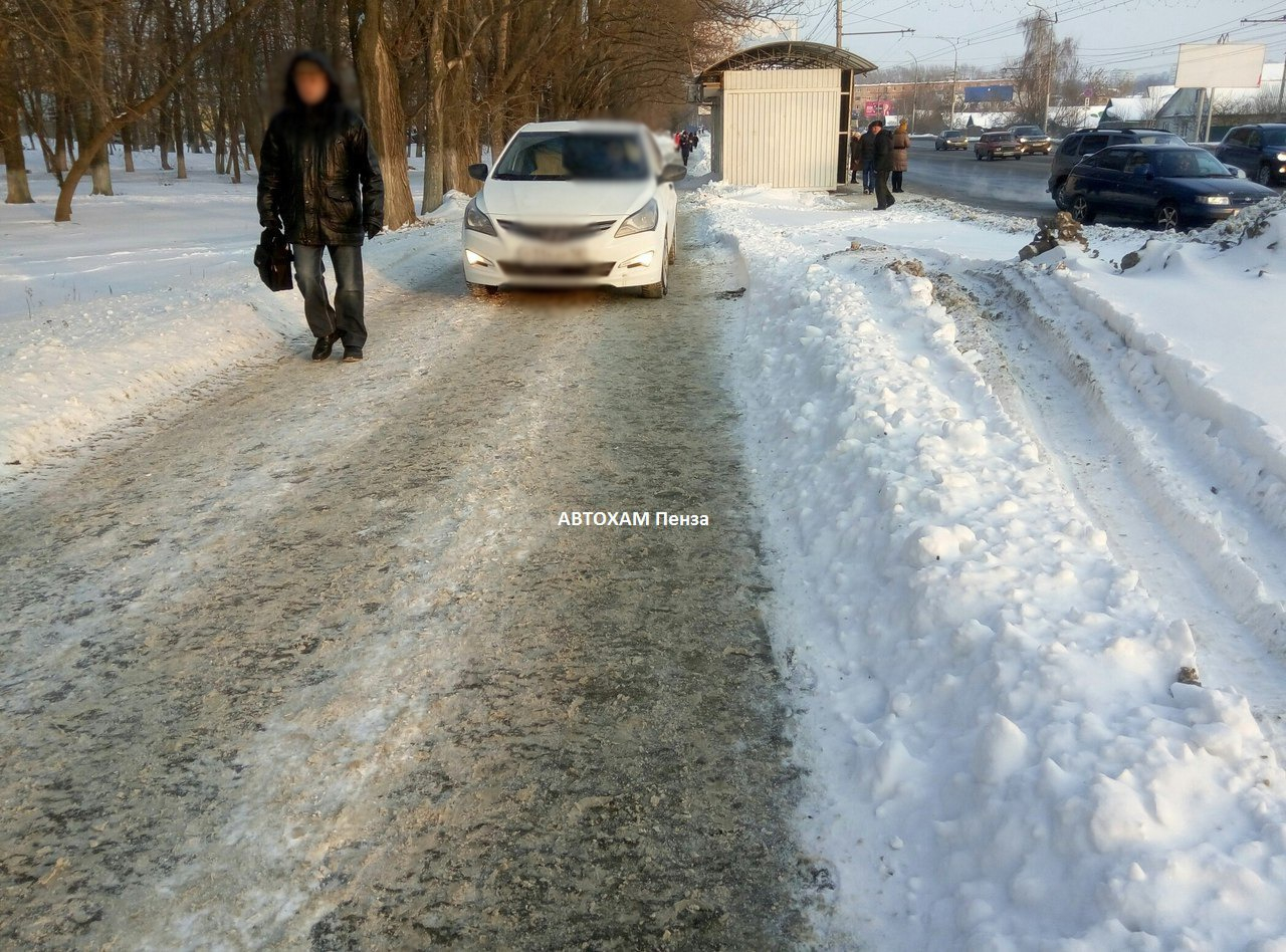 Выехал на тротуар