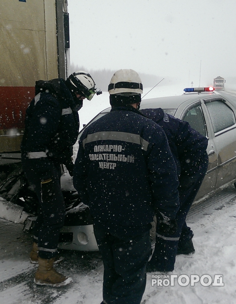 Пензенские спасатели помогли пострадавшим в столкновении фуры и Logan