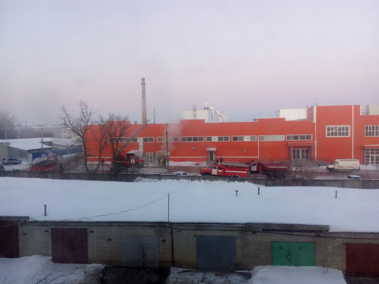 В Кузнецке 22 спасателя тушили пожар на складе торгового центра