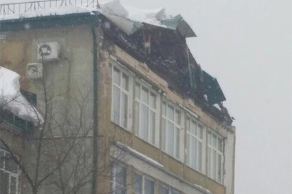 Новости России: Старая крыша завода рухнула на элитный внедорожник директора