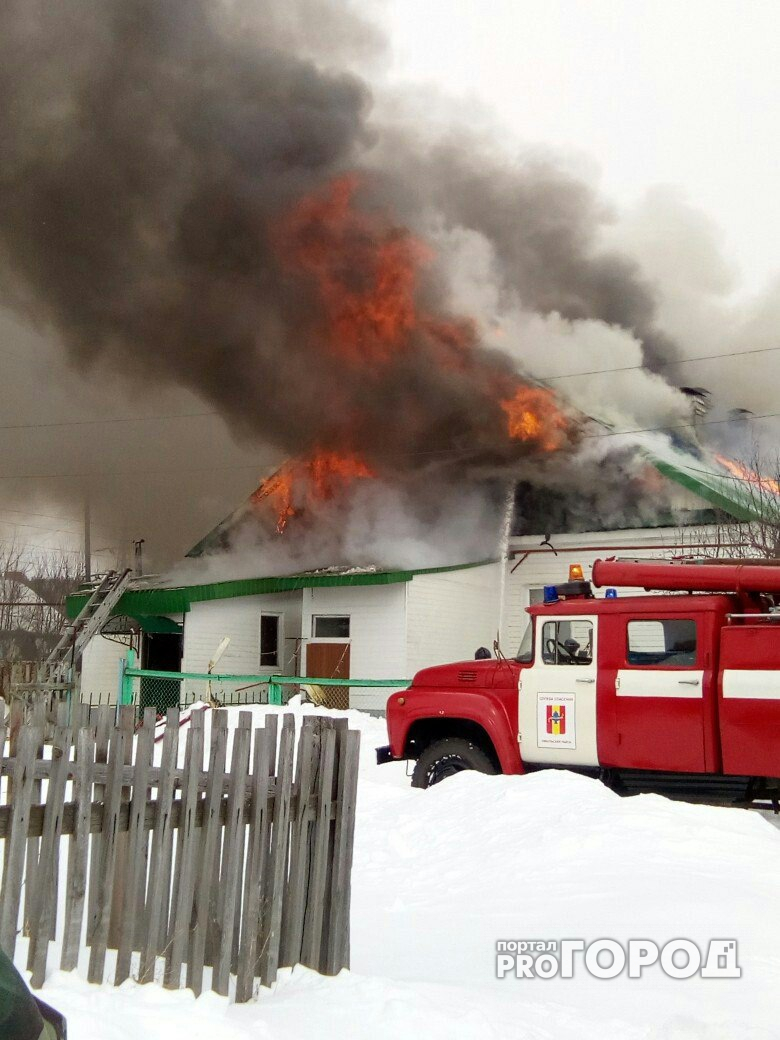 Во время пожара из общежития Никольска вытащили голого мужчину