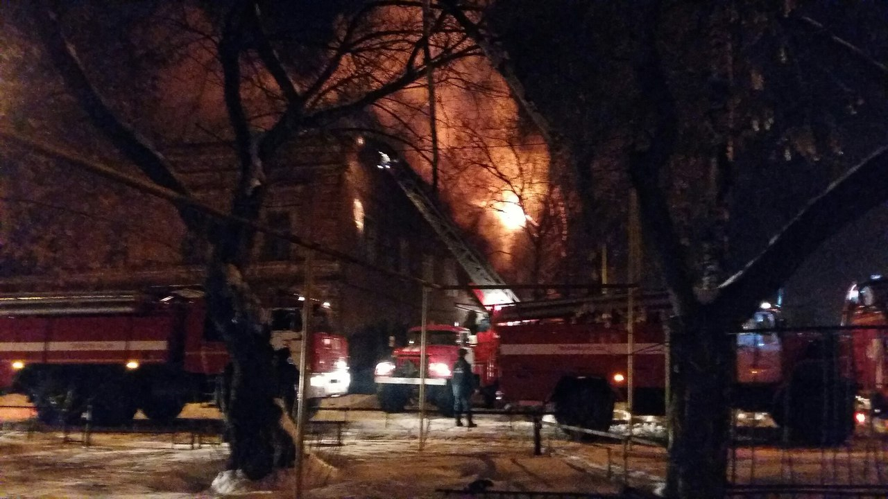 В Пензе ночью сгорело административное здание на улице Сборной
